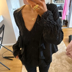 Blus med prickar  - Söt svart blus som tyvärr är lite för stor för mig☺️