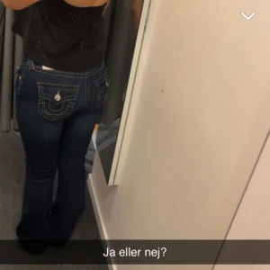 True religion jeans  - Jag säljer mina super snygga true religion jeans som jag köpte 2 augusti iår. Använda ute 2 gånger. Säljer då jag inte tycker de passar mig, hör gärna av dig vid frågor och funderingar💗 pris kan diskuteras och kan byta 