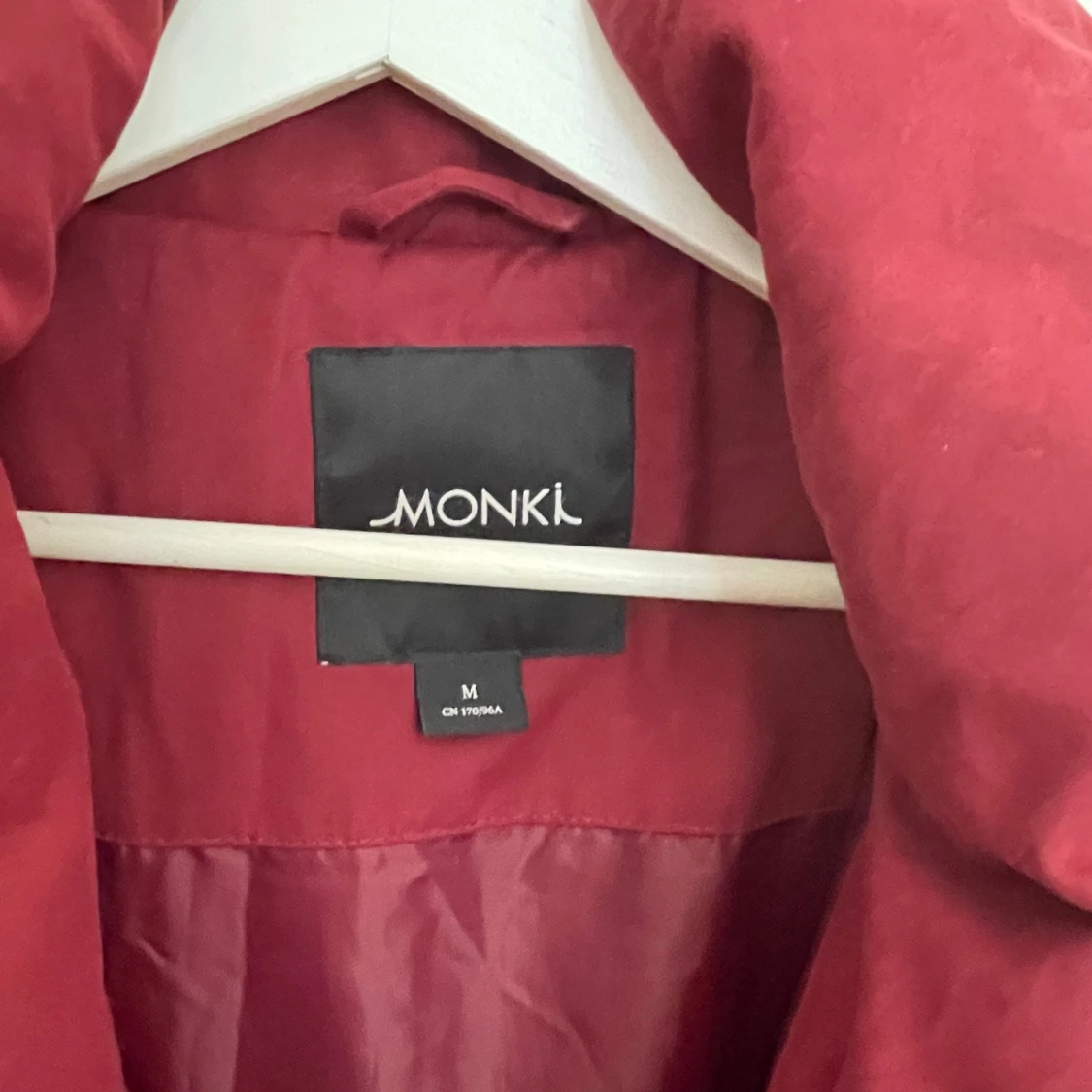 Röd pufferjacka från Monki - 44
