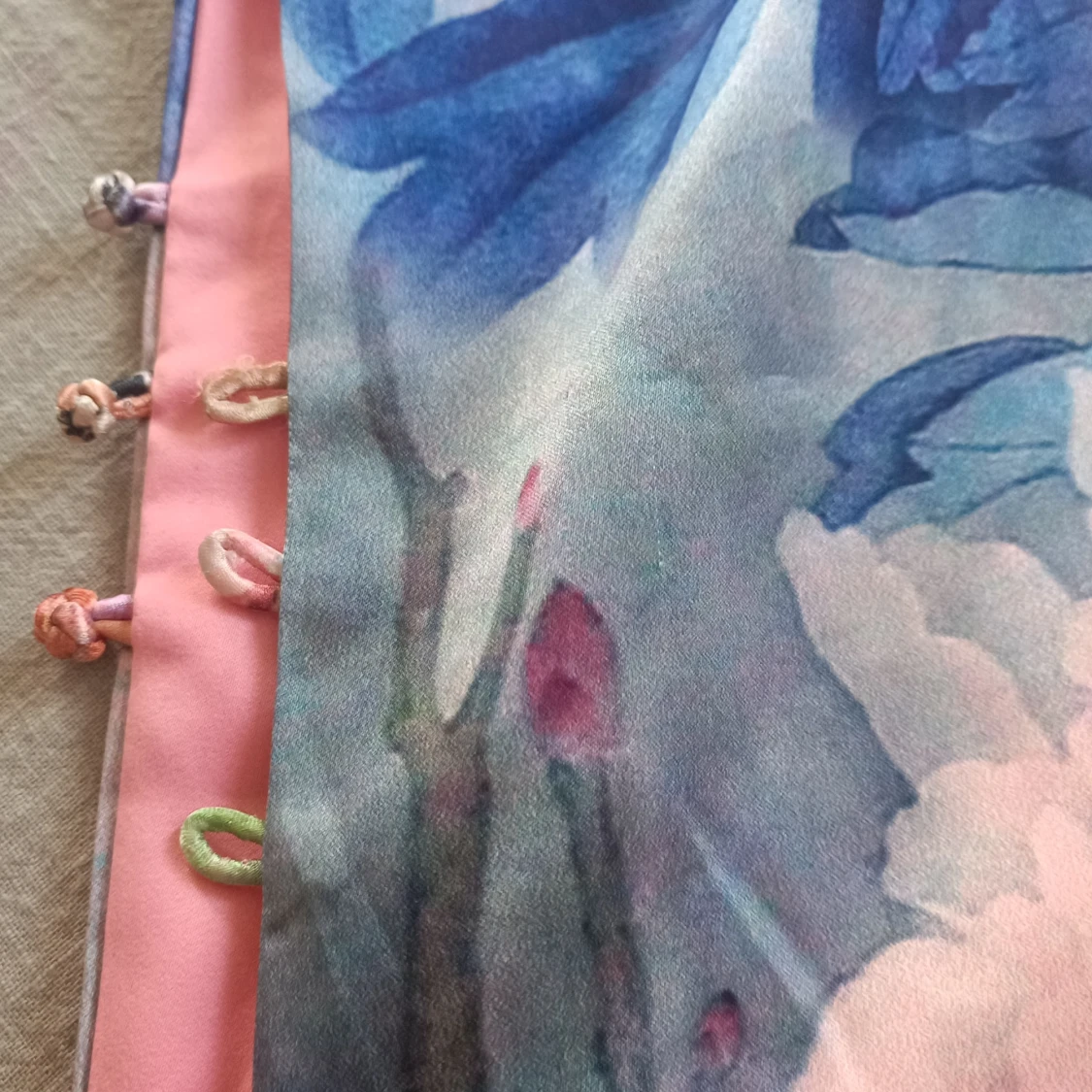 Blommig sjal med rosa och blå detaljer - 90