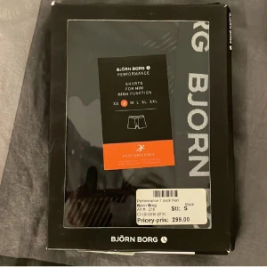 Svarta Björn Borg Performance shorts - Säljer ett par svarta Björn Borg Performance shorts för herrar. De är designade för hög funktionalitet och passar perfekt för träning. Storleken är S och de kommer i en snygg förpackning.
