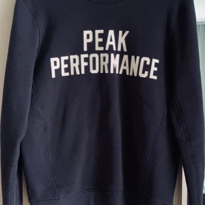 Peak performance  - Peak performance sweatshirt. Väldigt bra skick, knappt använd!