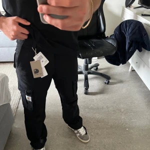 Carharrt cargos - Säljer nya sjukt stilrena carharrt cargos som är mycket bekväma samt slänger sig över skorna snyggt. Passar till i princip allt. Finns i både M och L. Pris kan diskuteras vid snabb affär    Mvh Anton!