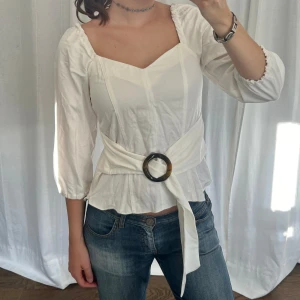 River Island topp - Vit River Island topp, deadstock med lapp kvar. Oanvänd. Bältet är justerbart 💕