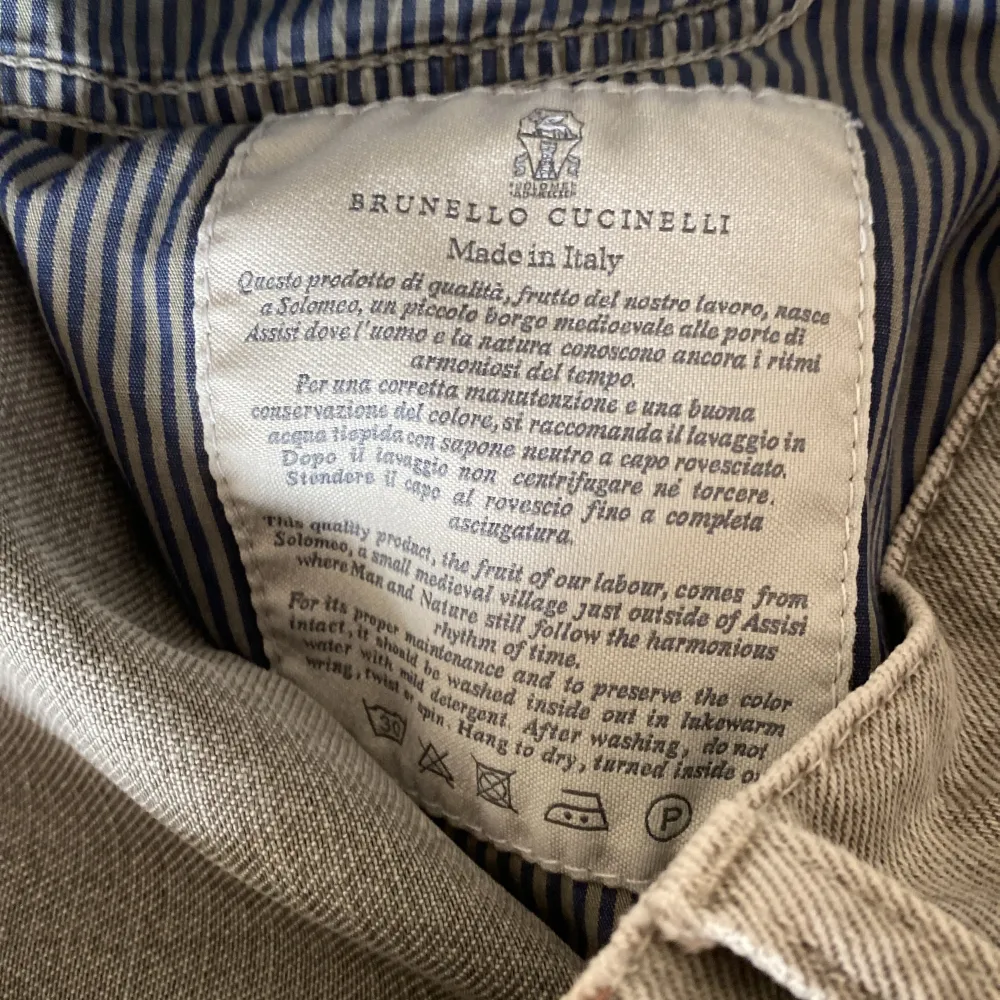 Byxorna är från det extremt exklusiva märket Brunello cucinelli. Passformen är ”Leisure fit” och har storleken 46 och motsvarar ungefär 32/32. Skick 7/10, har en lagning på baksidan(bild) och två små hål i den ena fickan som är enkla att reparera.. Jeans & Byxor.