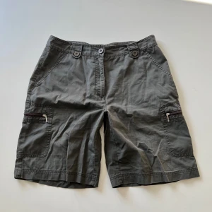 Cargoshorts - Gråa baggy cargoshorts från Cappuccini. Midjemått: 82 cm. Innerbenslängd: 23 cm. Ytterbenslängd: 50 cm. Jag är 176 cm 💞
