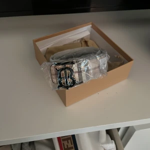 Burberry bälte - 2 sidigt helt nytt kommer med box.