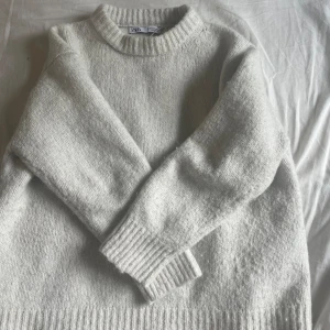 Stickad tröja  - En jätte fin, skön stickad tröja från zara❤️inga defekter på tröjan