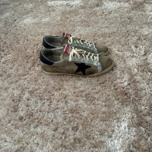 Golden goose skor - Tjena! Säljer nu ett par skor från Golden Goose. Skorna har tecken på användning men har mycket kvar att ge. Storlek 42! Vid frågor skriv! /Emil