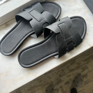 Sandaler  - Tunna sandaler. Storlek 39. Använda utomhus vid två tillfällen 