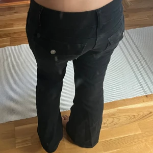 Svarta bootcutjeans med fickor🖤 - Supersnygga jeans som passar någon kortare än 165🖤🌟