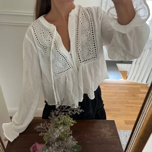 Blus från Zara - Säljer denna blus från Zara i Stl S. Ej använd bara testad. Säljer för jag inte använder den, och lite kort för mig. Nypris 379. Säljer för 179:)