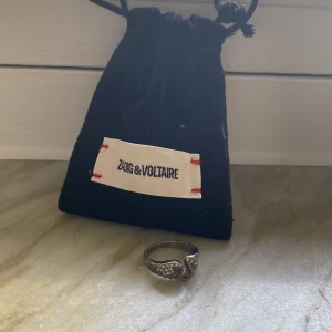 Zadig ring - Super snygg zadig ring inköpt ifrån Zalando för ca 900 kronor! Ringen har rostat lite på framsidan men det är inget som syns när man har på den💗 Dustbagen får du med! 