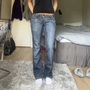 Lågmidjade jeans - Riktigt snygga jeans med låg midja, dessa är en av mina favoritjeans. Snyggt detaljer på fram- och baksidan av jeansen men har ett litet hål längst ner på jeansen som visas på sista bilden. Midjemått är 35cm rakt över och innerbenslängden är 78-79cm❤️