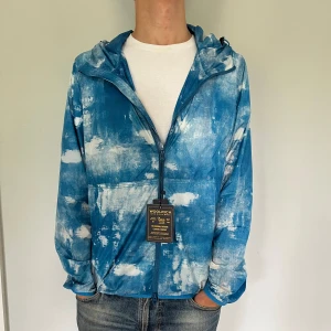 Woolrich windbreaker - Jättefin woolrich windbreaker i helt nytt skick. Jackan är L men sitter som M. Modellen på bilden är 180. Skriv vid fler frågor eller funderingar! Pris kan diskuteras vid snabb affär.