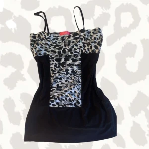 Linne med paljetter💖 - Super fint fest linne med paljetter och leopard mönster på ifrån märket pink ice💖vet tyvärr inte storleken men skulle gissa på S