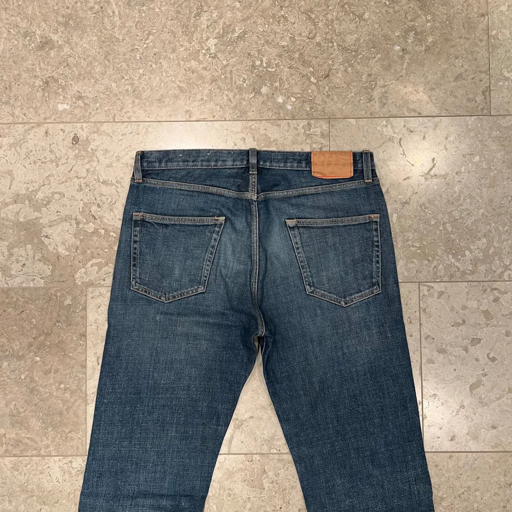 Blåa jeans med najs passform. Nypris ca 2000kr  Modell CM002. Jeans & Byxor.