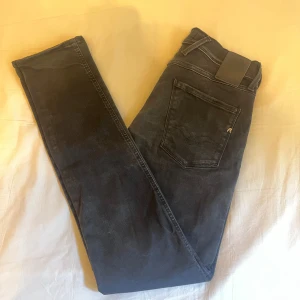 Replay anbass 30/32 - Replay anbass jeans i färgen svart. Storlek 30/32. Fint skick, köp för endast 599kr