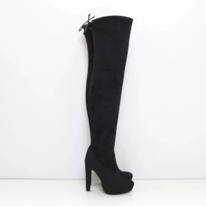 Svarta overknee stövlar med klack - Snygga svarta overknee stövlar i mocka med hög klack. De har en dragkedja baktill och en elegant spetsig tå. Perfekta för en utekväll eller när du vill känna dig extra chic. Passar bra till både kjol och jeans! Varan har inga eller små tecken på användning.