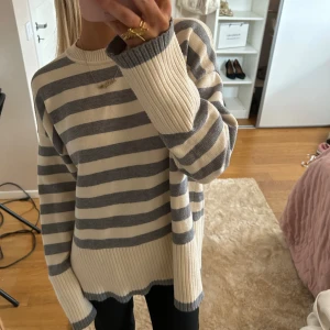 Stickad tröja zara  - Stickad tröja köpt på zara förra året, ensast använd fåtal gånger🩷