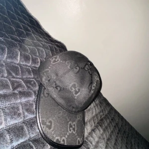 Svart Gucci keps - Säljer min svart Gucci keps som är helt ren o oanvänt            GÖTEBORG!!!!!