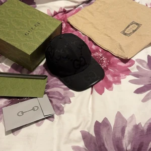 Gucci keps jumbo  - Helt ny Gucci keps köpt för 4600 helt ny använd Mac 5-7 gånger helt ny annars kvitto box alllt kommer med! Storlek m 
