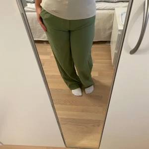 Högmidjade gröna kostymbyxor  - Högmidjade kostymbyxor med lösare passform, använda fåtal gånger (cirka 1-2) Färgen kan även uppfattas som en mer oliv färg  För långa för mig som är 160