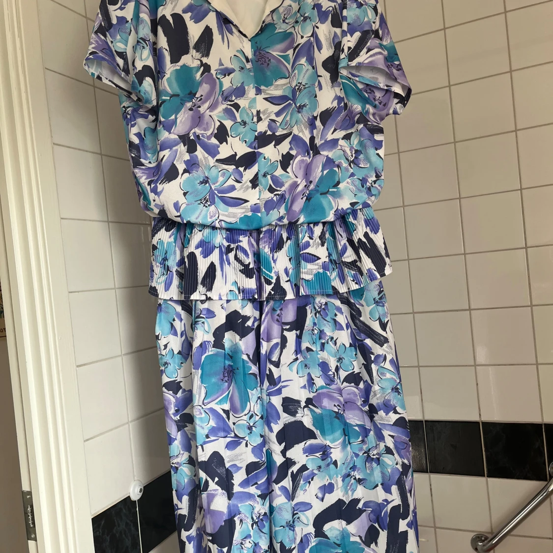 Blommig klänning med korta ärmar