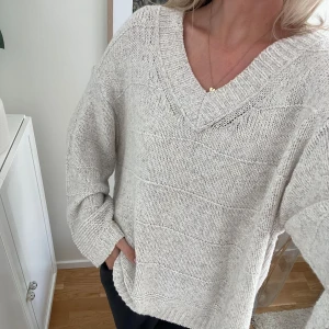 Stickad tröja  - En otroligt mjuk och gosig stickad tröja från Lindex. Storlek XL men skulle säga att den lätt passar en M om man vill ha den lite oversized. Har en likadan i L så därför jag säljer denna. Oanvänd, endast prövad 🫶🏼