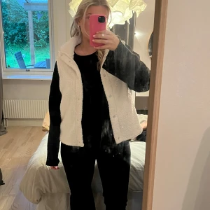 Teddy väst  - Beige teddy väst, aldrig använd 