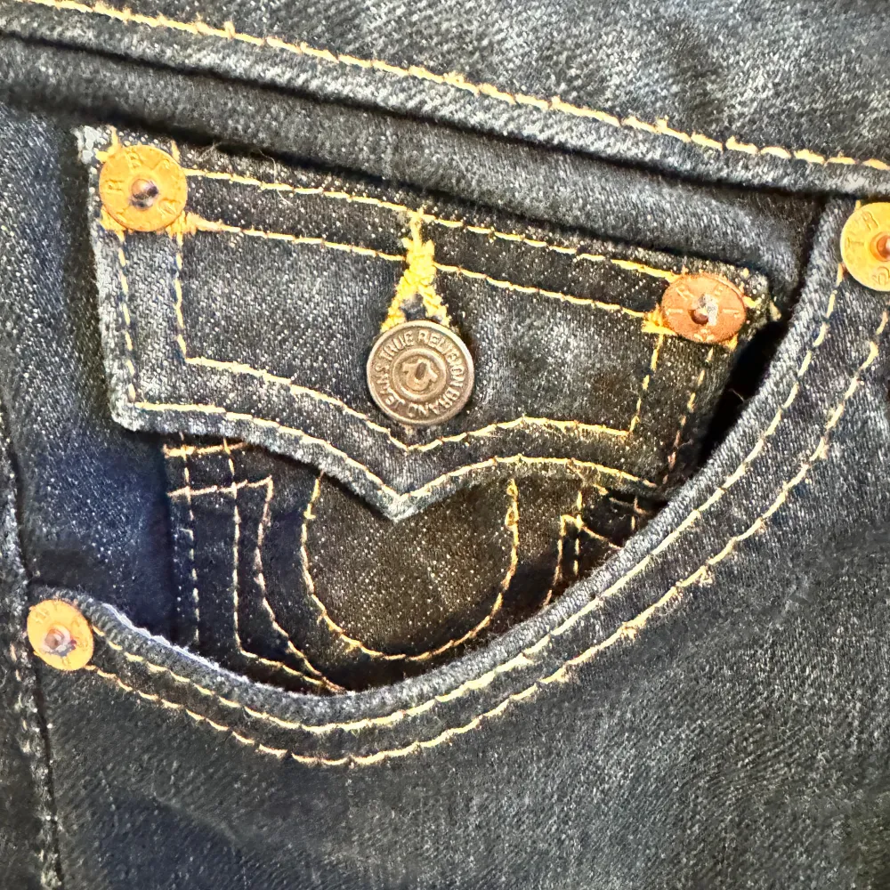 Tjena, säljer ett par true religion jeans w26 Bra skick, inga skador  köp gärna  Bootcut. Jeans & Byxor.