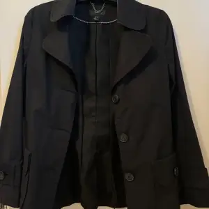 Säljer denna svarta trenchcoat från H&M. I ett bra skick. 