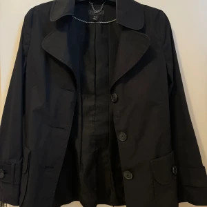 Trenchcoat - H&M - Säljer denna svarta trenchcoat från H&M. I ett bra skick. 