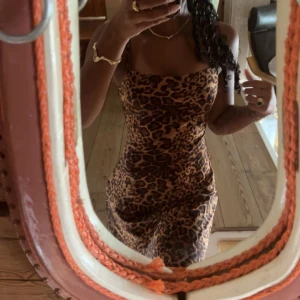 Leopard klänning - Så så fin leopard klänning köpt på bikbok i storlek s !! Passar jättefint till någon tjejmiddag eller något extra firande nu under hösten ❤️🐆 köptes för 499:- säljer för halva priset då jag enbart har använt den en gång :)