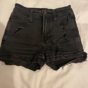 Svarta jeansshorts från Hollister - Säljer ett par svarta jeansshorts från Hollister i storlek 00. ❣️