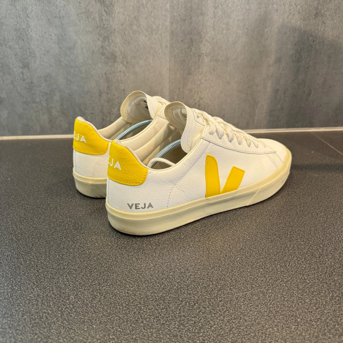 Vita sneakers från Veja med gula detaljer - 90