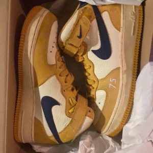 Air Force 1 mid Paris edition Yellow and white - 8/10 i skick använt ett få tall gånger nypris 2000 ungefär 