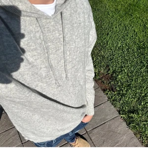 Kashmir hoodie - Tja! Säljer en riktigt snygg Kashmir hoodie i ljusgrå. Rikigt bra skick och passar perfekt till hösten. Köpt för ett tag sedan för 1399kr. Kom gärna med frågor och prisförslag!🌟