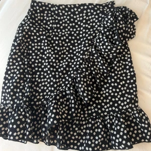 Kjol -  Säljer denna fina blommiga kjol då det ej är min stil längre men knappt använd så fint skick