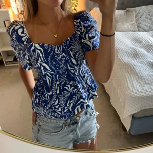 Topp - Säljer denna superfina topp från H&M💕Köpte den för ett år sedan men är bara använd några gånger så den är i väldigt bra skick💕