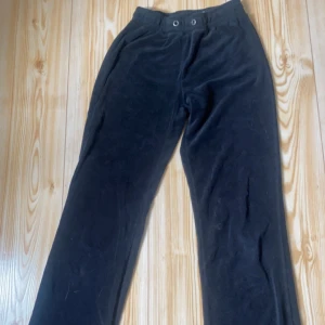 Fina och bekväma mjukisbyxor! - Säljer ett par utsvängda Gina mjukis byxor! Jätte sköna, inga snören, midja: medel, storlek: XS, längd: 100cm. Säljer dom för att dom är för korta för mig! Frakt:50kr