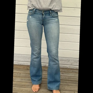 Lågmidjade bootcut jeans - Blåa lågmidjade bootcut jeans. På de två sista bilderna visas två fläckar som knappt syns, annars fint skick. Jag är 169. 