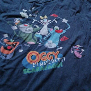 Oggy och kackerlackorna baby tee - Köpt secondhand på barn avdelningen och har inte kommit till användning, bra skick men sitter lite som en mag tröja❤️
