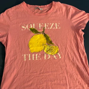 T-shirt - Fint rosa  t-shirt passar bra för en promenad eller nåt annat. Användt men i bra skick.