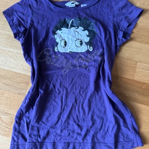 Betty boop tröja - Betty boop tröja köpt på second hand i Ystad för nåt år sen. Från H&M. Rine Stones på tröjan som inte går bort i tvätten. Kp om frågor eller fler bilder💕💕