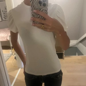 Vit ribbad topp - Jättefin tröja som ej kommer till användning längre🙌🏻💕
