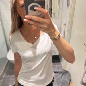 Emporio Armani tröja - Vit emporio Armani tröja i super fint skick med massa rhinestones på. Supen skönt material och känns lyxig❤️ Nyskick❤️storlek L passar M/S