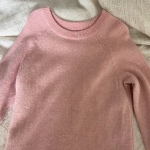 Rosa stickad tröja  - Endast använd en gång Säljer pgr av att den är för liten 