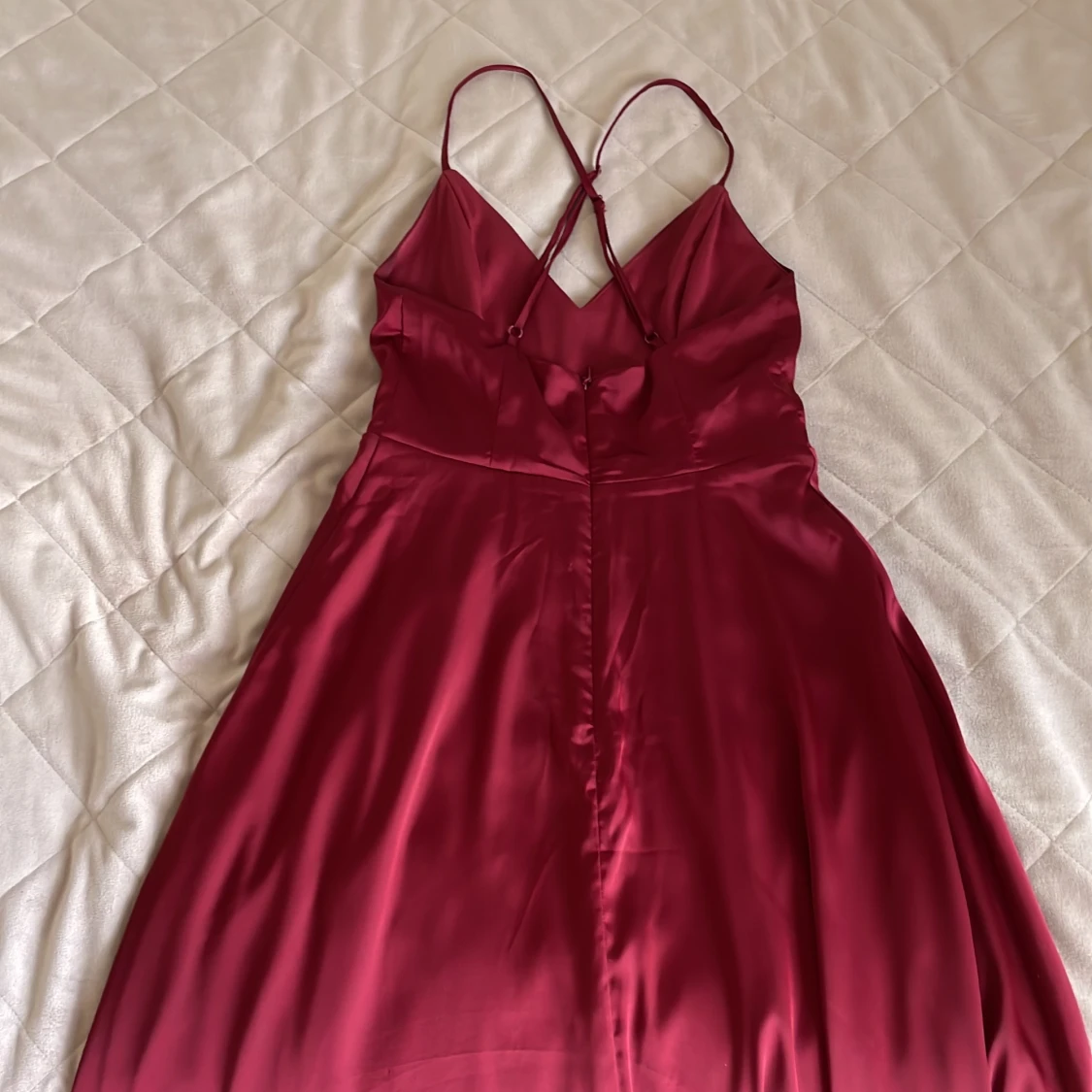 Vinröd långklänning med smala axelband - 91