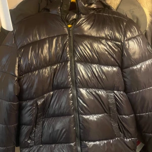 Supply & demand - Säljer supply & demand jacka storlek XL pga att den var för stor för mig kan släppa den till vem som helst snabbt för 550